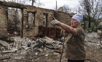 Ukraynalı kadın, Rus bombardımanında yıkılan evinin enkazını terk etmiyor