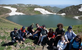 Yayla Dağı zirvesindeki göle ulaşmak için 7 kilometre yol katettiler