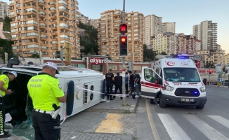 Ankara'da otomobil ile ambulansın çarpışması sonucu 3 kişi hafif yaralandı