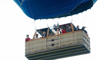 Bakan Karaismailoğlu, yerli sıcak hava balonuyla Kapadokya semalarında uçtu