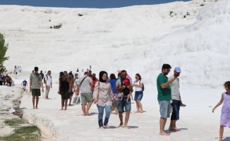 'Beyaz cennet' Pamukkale'yi bayram tatilinde 110 bin kişi ziyaret etti