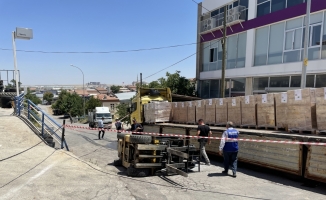 Karaman'da devrilen forkliftin operatörü yaralandı