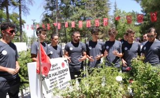 Ömer Halisdemir 6'ncı Ulusal Bisiklet Turu'na katılanlar şehidin Niğde'deki kabrine ulaştı