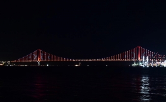 Osmangazi Köprüsü 15 Temmuz şehitleri için kırmızı beyaz ışıklarla aydınlatıldı