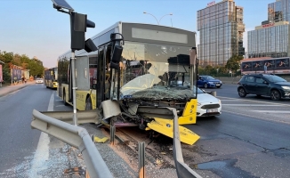Üsküdar'da İETT otobüsü bariyerlere saplandı
