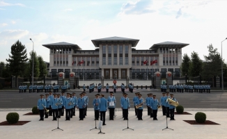 Cumhurbaşkanlığı Muhafız Alayı Tüfekli Gösteri Bölüğü nöbet değişimi gösterisi gerçekleştirildi
