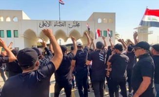 Destekçilerinin eylemi Irak'taki Şii lider Sadr ile yargıyı karşı karşıya getirdi