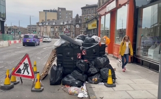 İskoçya'da temizlik işçilerinin grevi nedeniyle sokaklar çöp yığınlarıyla doldu