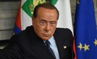 İtalya'da eski başbakan Berlusconi seçimlerde aday olmayı düşünüyor
