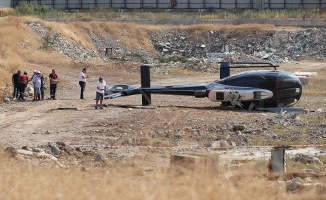 İzmir'de arızalanan helikopter boş araziye indiği sırada yan yattı