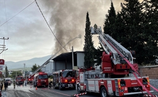 İzmir'de fabrika yangınına müdahale ediliyor