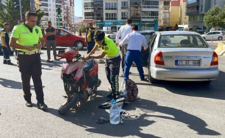 Kırıkkale'de otomobil ile çarpışan motosikletteki 2 kişi yaralandı