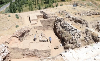 Niğde'de höyükteki kazıda Pers dönemine ait alçı taşı surlar bulundu
