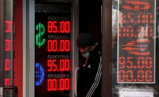 Rusya’da nakit dolar ve avro çekimine yönelik kısıtlamalar uzatıldı