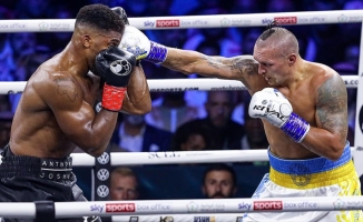 Ukraynalı boksör Usyk unvanlarını korudu