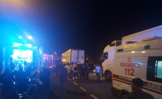 Çankırı'da otomobilin park halindeki tırlara çarpması sonucu 3 kişi öldü