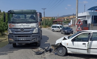 Çankırı'da beton mikseri ile çarpışan otomobilin sürücüsü ile eşi yaralandı