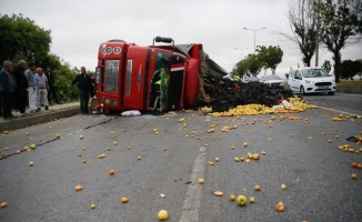 Eskişehir'de devrilen meyve yüklü kamyonun sürücüsü yaralandı