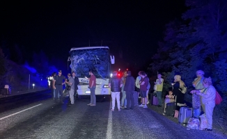 Eskişehir'de yolcu otobüsünün traktöre çarpması sonucu 6 kişi yaralandı