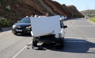 Sivas'ta iki otomobilin karıştığı kazada 3 kişi yaralandı