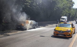 Ankara'da seyir halindeyken yanan otomobil söndürüldü