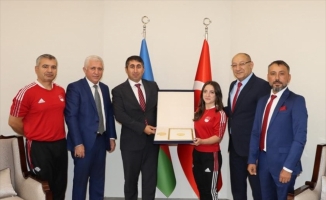 Azerbaycan Cumhurbaşkanı Aliyev'den milli halterci Cansu Bektaş'a özel madalya