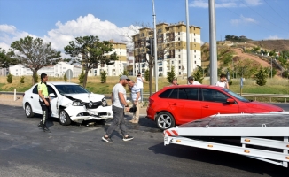 Kırıkkale'de iki otomobilin çarpıştığı kazada 3 kişi yaralandı