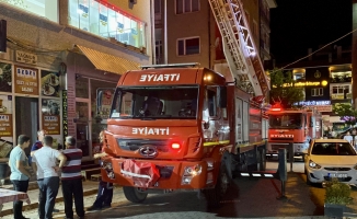 Kırşehir'de apartman ve iş hanının çatısında çıkan yangın söndürüldü