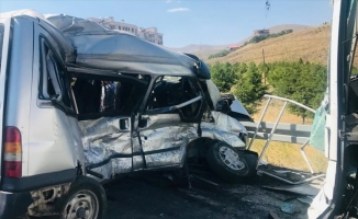 Niğde'de yolcu otobüsüyle hafif ticari araç çarpıştı, 1 kişi öldü, 7 kişi yaralandı