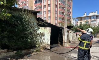 Sivas'ta bir evin garajında çıkan yangını itfaiye ekipleri söndürdü