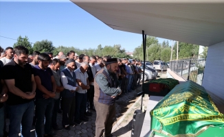 Yozgat'taki otobüs kazasında ölenlerden 3'ünün cenazesi Sivas'ta toprağa verildi