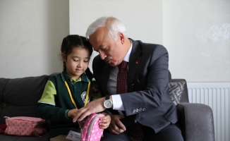 Aksaray'da şehit kızı ilk gün okuluna Vali Kumbuzoğu ile gitti