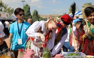 Ankara'nın Çubuk ilçesinde en hızlı turşu kurma ve yeme yarışması düzenlendi