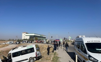 Aksaray'da işçi servisi ile kamyonetin çarpıştığı kazada 2 kişi öldü, 15 kişi yaralandı
