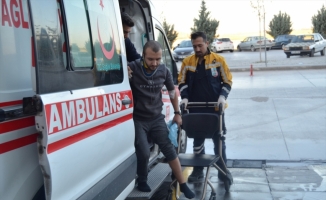Aksaray'da kargo yüklü tırın devrildiği kazada 2 kişi yaralandı