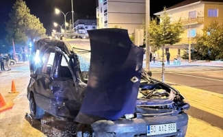 Aksaray'da otomobille çarpışan hafif ticari aracın sürücüsü öldü, 2 kişi yaralandı