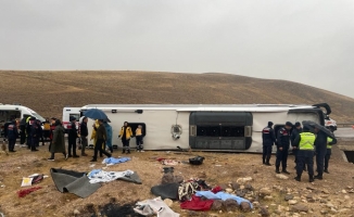 GÜNCELLEME - Sivas'ta yolcu otobüsü devrildi, 4 kişi öldü, 34 kişi yaralandı