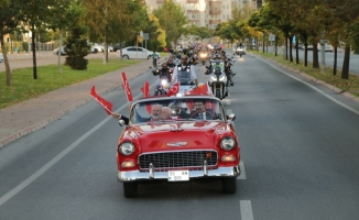 Kayseri'de klasik araba ve motosikletlerle 