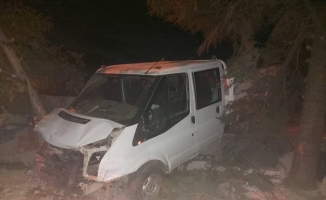 Kırşehir'de bahçe duvarına çarpan kamyonetin sürücüsü öldü