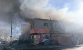 Sivas'ta iki katlı evin çatısında çıkan yangın hasara yol açtı