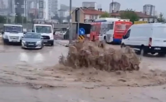 Ankara'yı sağanak vurdu: Yollar göle döndü, iki kardeş sele kapıldı